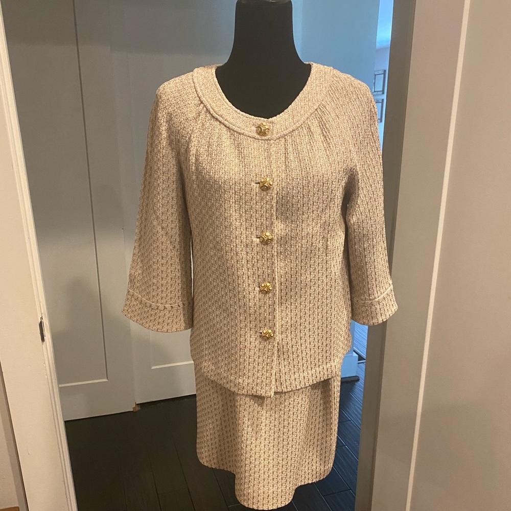 Gorgeous St. John dress suit with matching jacket.